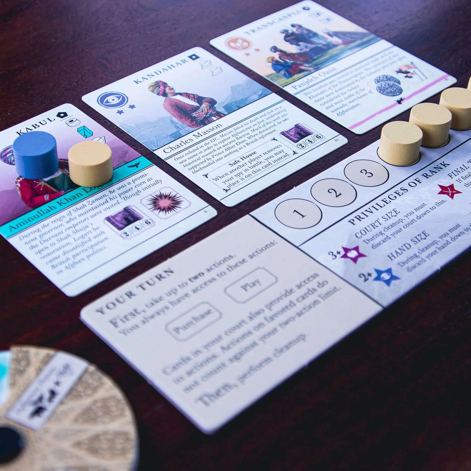 Pax Pamir: Second Edition – spillekort, spiloversigt og træcylindre stillet op under et parti