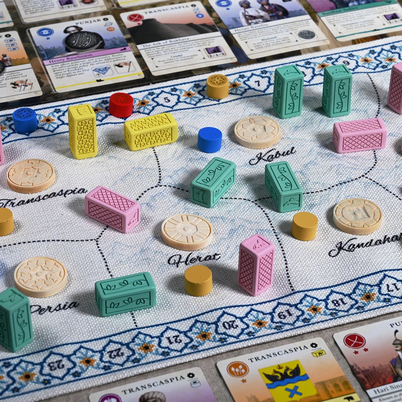 Pax Pamir: Second Edition – nærbillede af stofspillepladen med farvede træklodser fra koalitionerne fordelt på regionerne